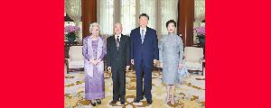 习近平夫妇会见柬埔寨国王西哈莫尼和太后莫尼列